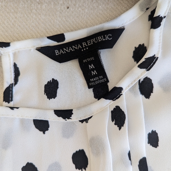 Banana Republic women's white with black dots blouse, medium with ruffle cuffs - Picture 2 of 5